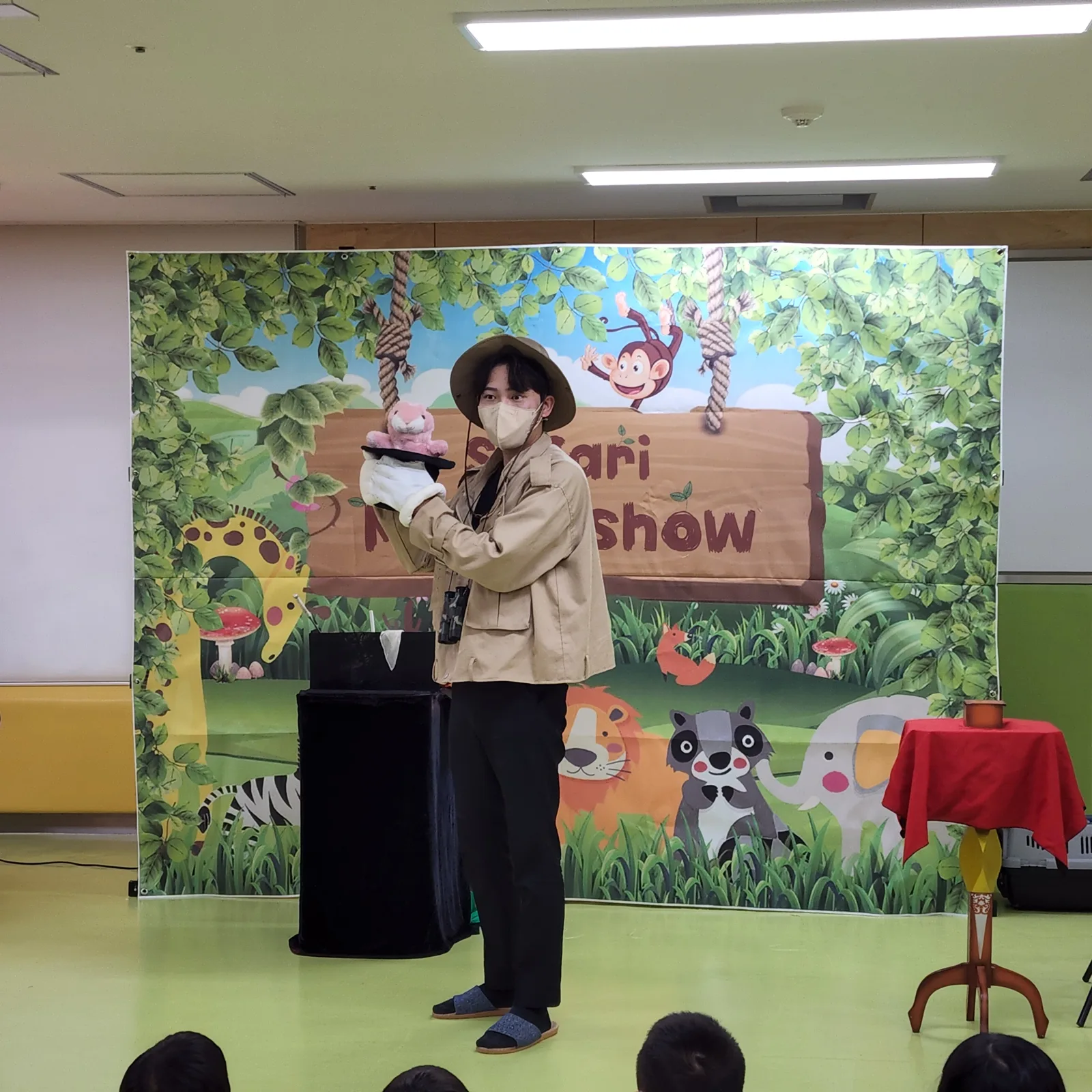 사파리 매직쇼 무대에서 공연하는 탐험가 마술사