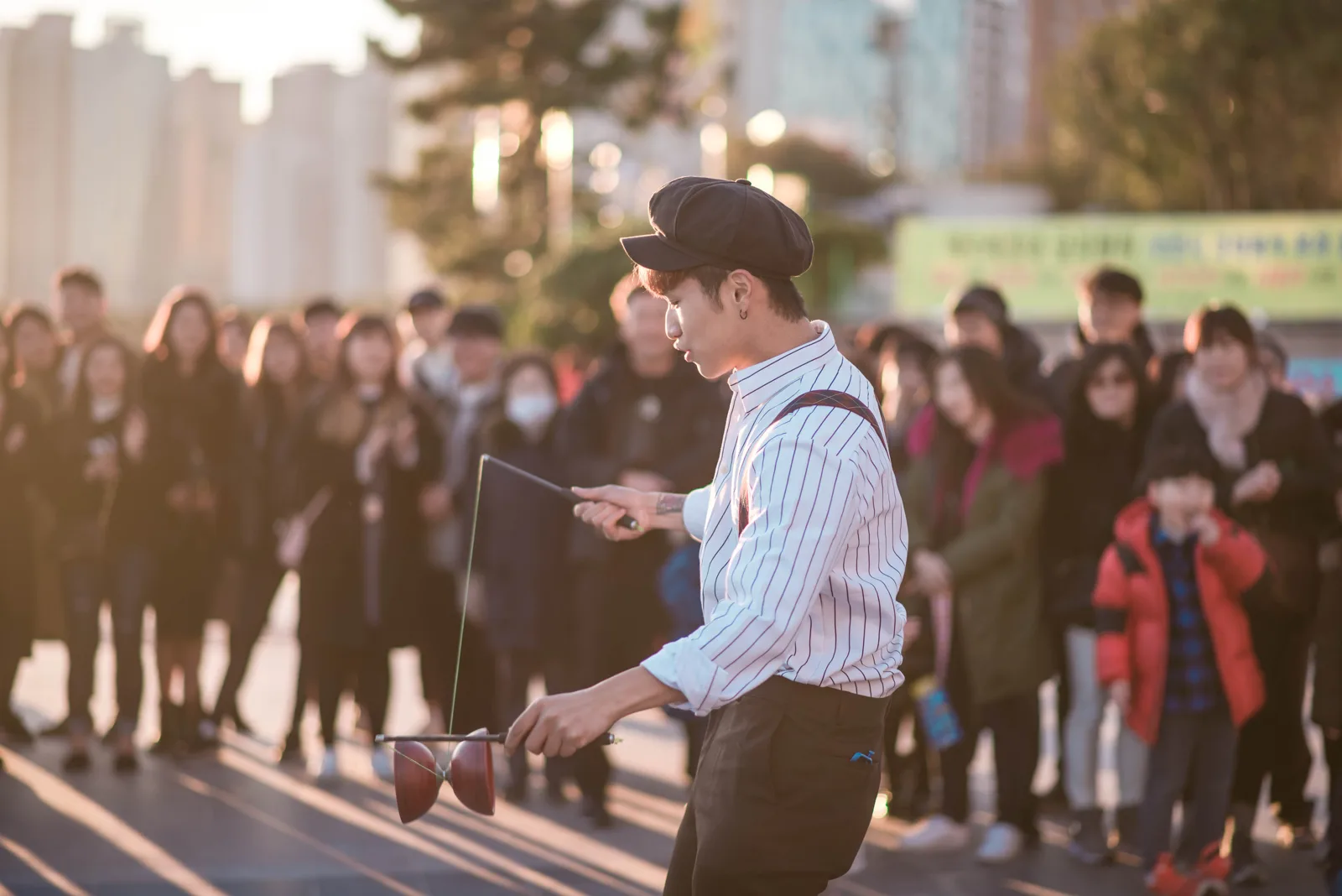 거리 공연에서 디아블로를 하는 국승찬